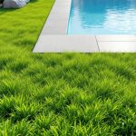 découvrez les avantages du gazon synthétique autour de votre piscine et nos conseils pratiques pour une installation réussie, esthétique et durable.